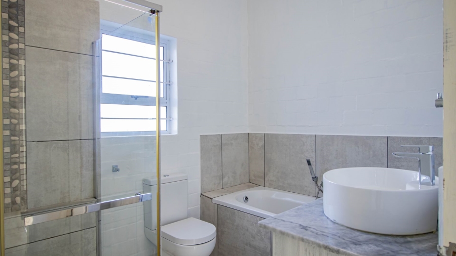 4 Bedroom Property for Sale in Hoogland Western Cape